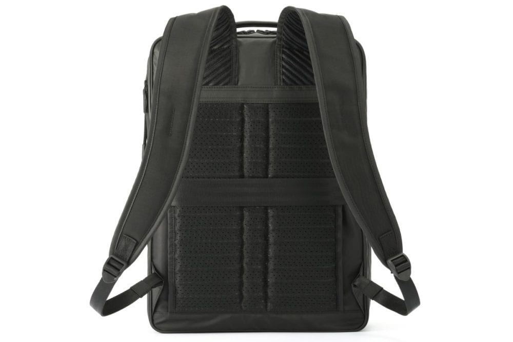 人間工学に基づき開発した「ユニバーサルハーネス」を搭載。メッシュ仕様で体にフィットしながら湿気を逃がす