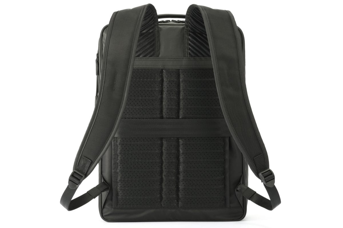 人間工学に基づき開発した「ユニバーサルハーネス」を搭載。メッシュ仕様で体にフィットしながら湿気を逃がす