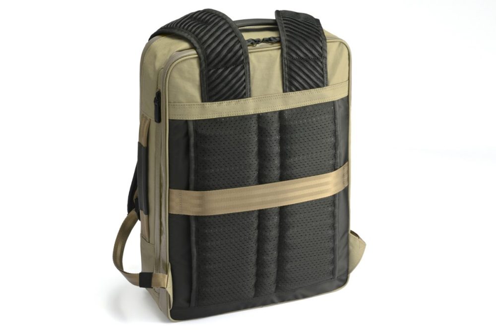 背面クッションに3D織物「AQフロント」を採用。空気や湿気を逃がし、背中の蒸れを防ぐ