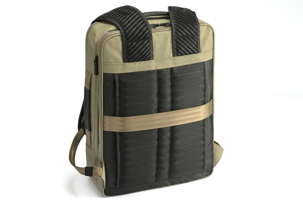 背面クッションに3D織物「AQフロント」を採用。空気や湿気を逃がし、背中の蒸れを防ぐ