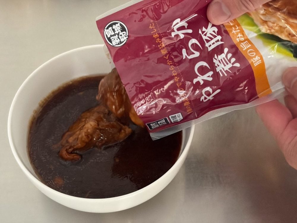 「やわらか角煮」は醤油ベースのタレがたっぷり入っているので、容器に移すときは深めのお皿がいいでしょう