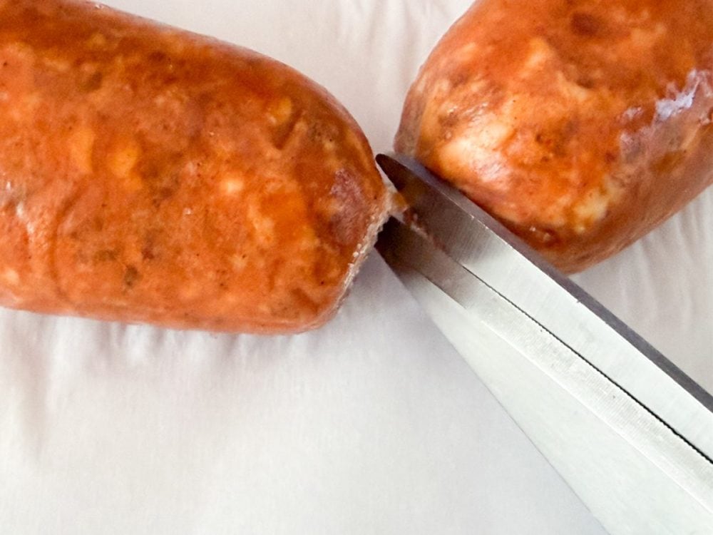 今回購入した「スパイシー」はデフォルトの10本がつながった状態だったので、ハサミでカットして使います