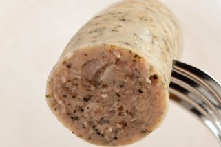 【1本約90円は価格バグ】もはや原価割れを心配するレベル…肉汁が別格すぎる業スー「生フランク」はストック買いがガチで◎