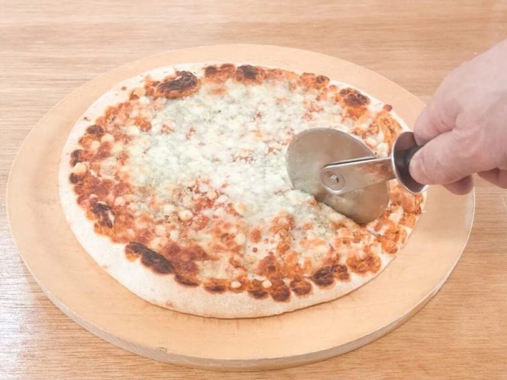 第2位　【業務スーパー】価格バグすぎて震える。イタリア直輸入「386円の冷凍ピザ」の実力が凄まじかった……3種食べ比べ