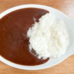、ビーフカレーらしい濃い色のルーは、ポークカレーより少しとろみがあるルーです