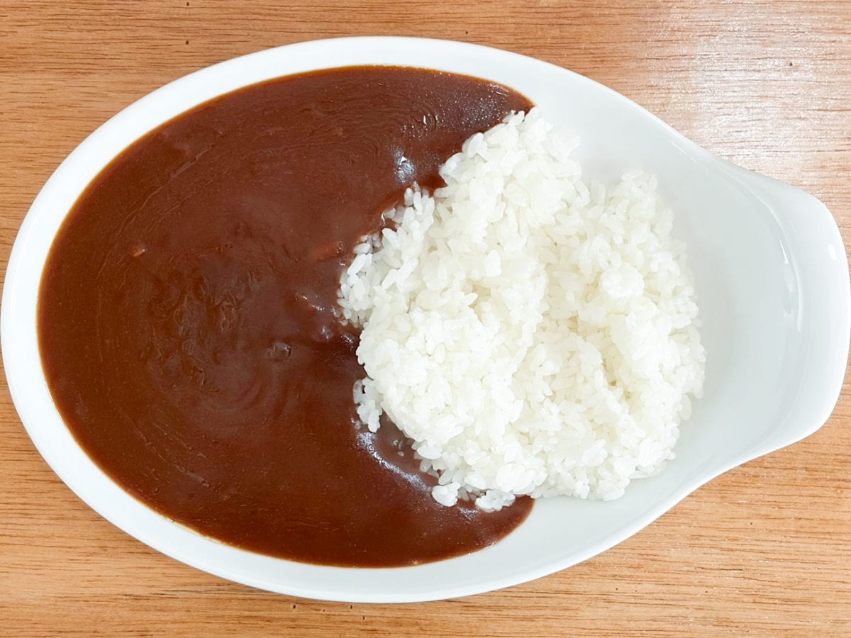 、ビーフカレーらしい濃い色のルーは、ポークカレーより少しとろみがあるルーです