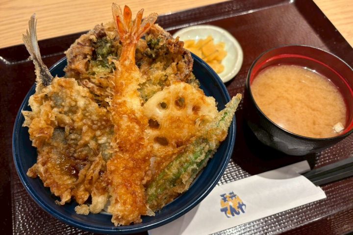 【1000円ちょいで国産素材てんこ盛り】ほたるいか&鯵の贅沢な旨み…「てんや」初夏限定天丼を食べ比べ!気になる単品天ぷらも!?