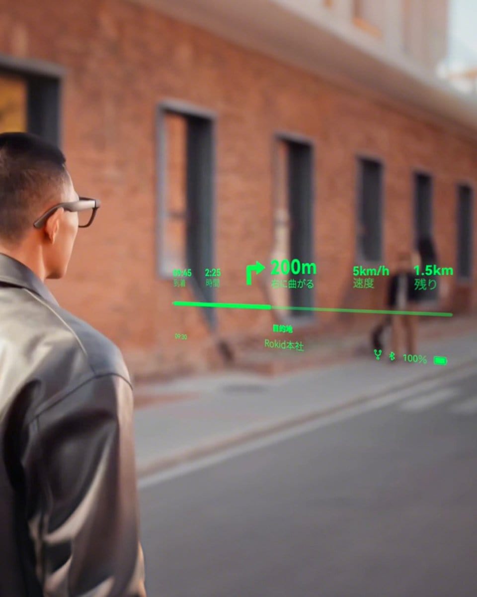 Googleマップアプリと連携することで、ルートをときどきスマホで見ることもなく、メガネのレンズに映し出された“視界の中”の直接表示と音声で目的地まで辿り着ける