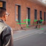 Googleマップアプリと連携することで、ルートをときどきスマホで見ることもなく、メガネのレンズに映し出された“視界の中”の直接表示と音声で目的地まで辿り着ける