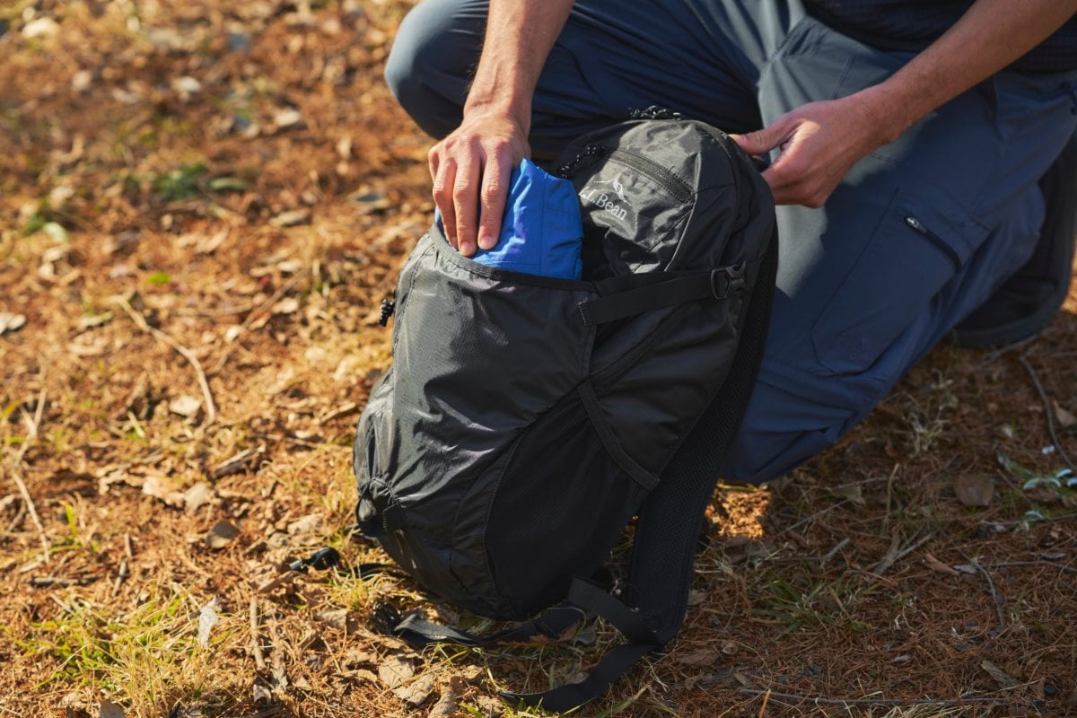 軽アウターの収納に便利な正面ポケット