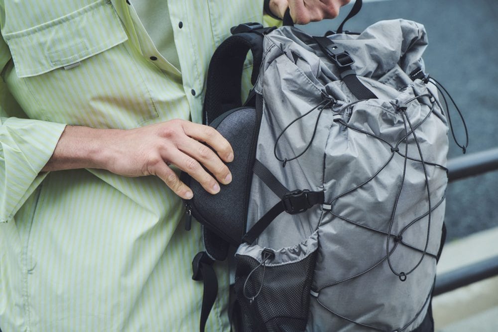 メイン収納にアクセスできるファスナーも