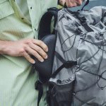 メイン収納にアクセスできるファスナーも