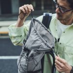 アウトドアユースのバックパックでおなじみのロールトップ仕様
