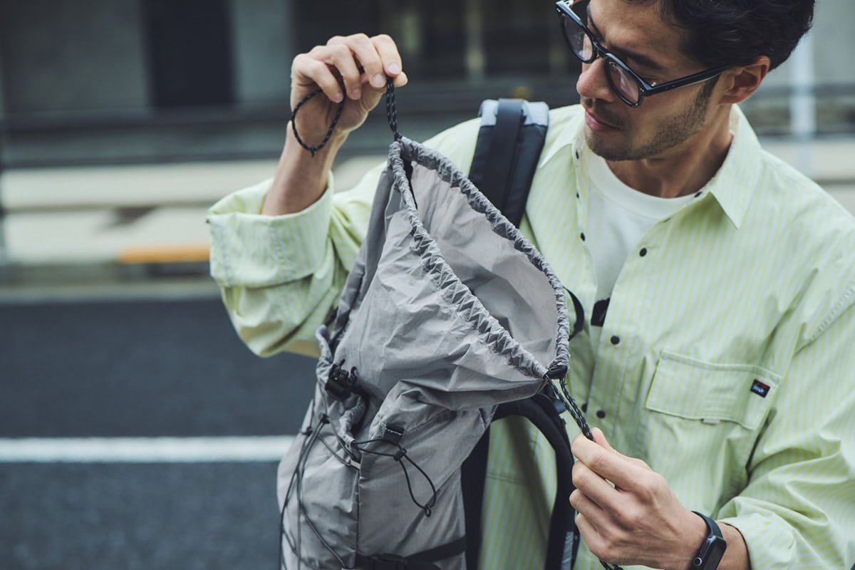 アウトドアユースのバックパックでおなじみのロールトップ仕様