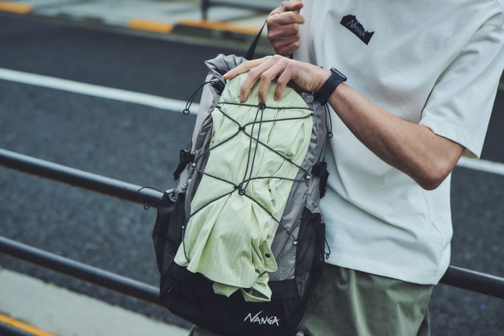 正面に配置されたバンジーコード