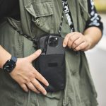 フロントポケットはスマホがすっぽりと入るポケットが