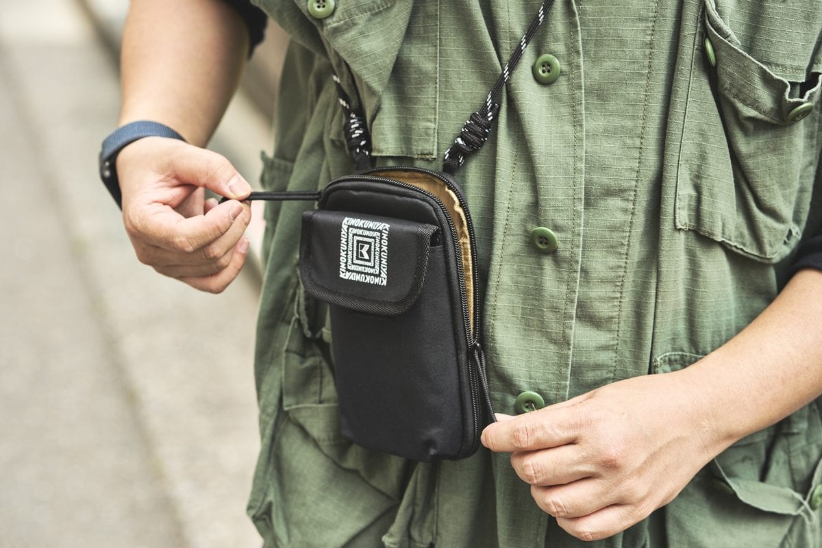 メインファスナーはダブルジップ式で開けやすい