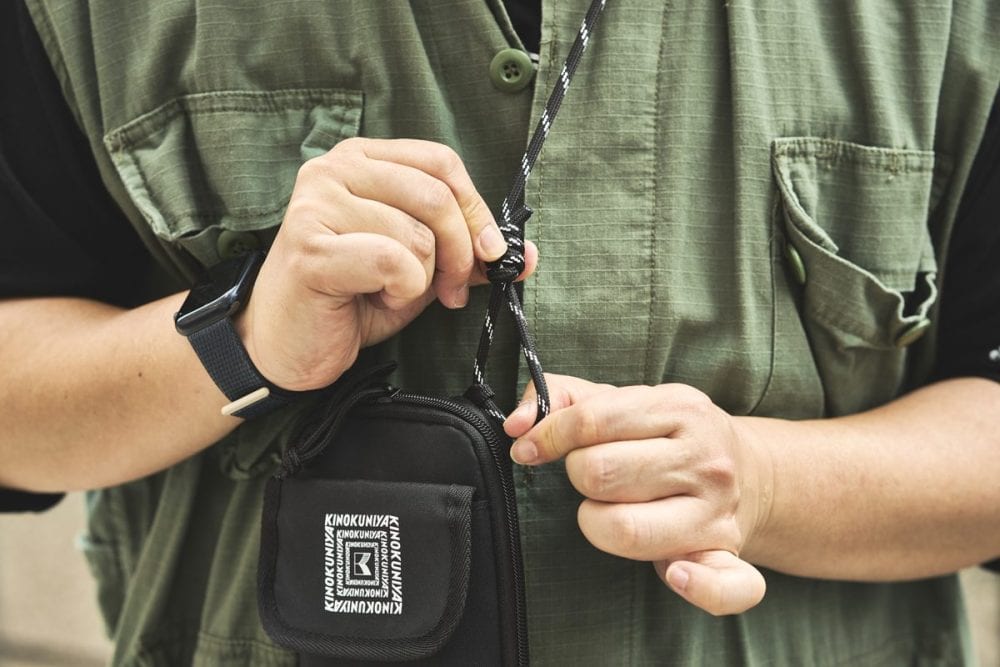 ストラップの結び目部分をつまみスライドさせることで、長さ調整が可能に