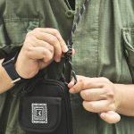 ストラップの結び目部分をつまみスライドさせることで、長さ調整が可能に