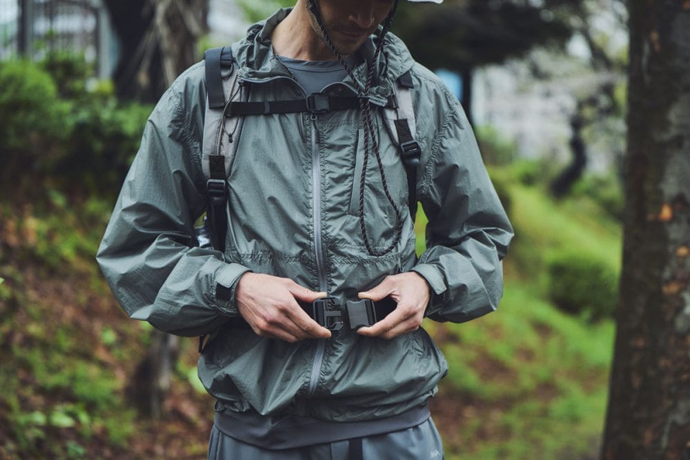 無段階で高さ調節できるチェストストラップと着脱可能なウエストベルト