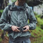 無段階で高さ調節できるチェストストラップと着脱可能なウエストベルト