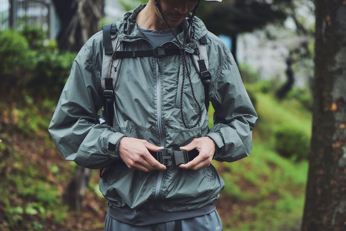 無段階で高さ調節できるチェストストラップと着脱可能なウエストベルト