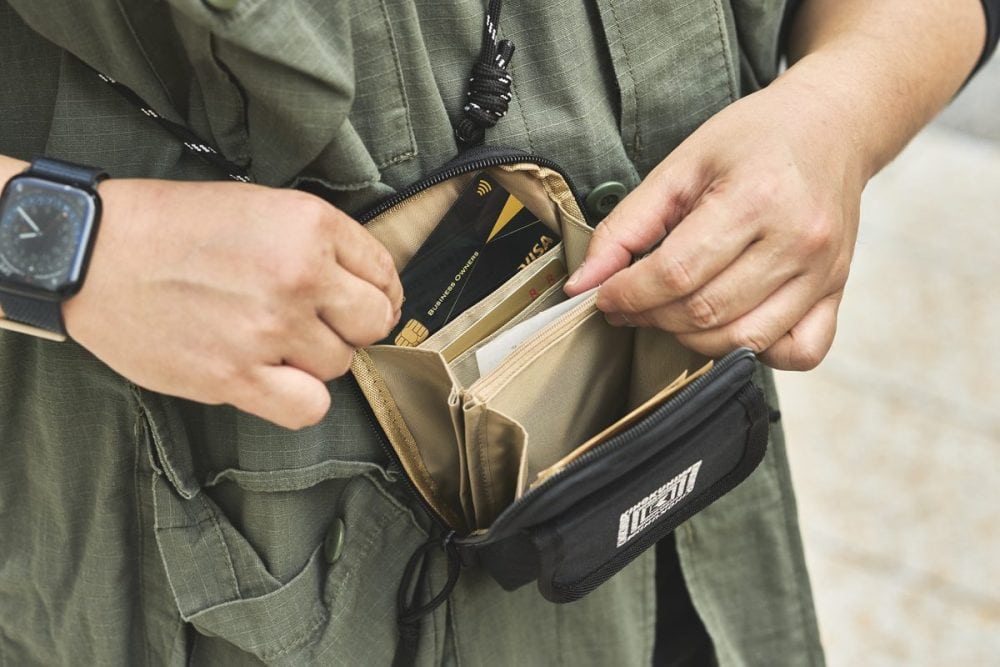 背面側はカードを２枚収納できるポケットと、フリースペースが