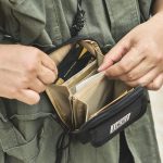 背面側はカードを２枚収納できるポケットと、フリースペースが