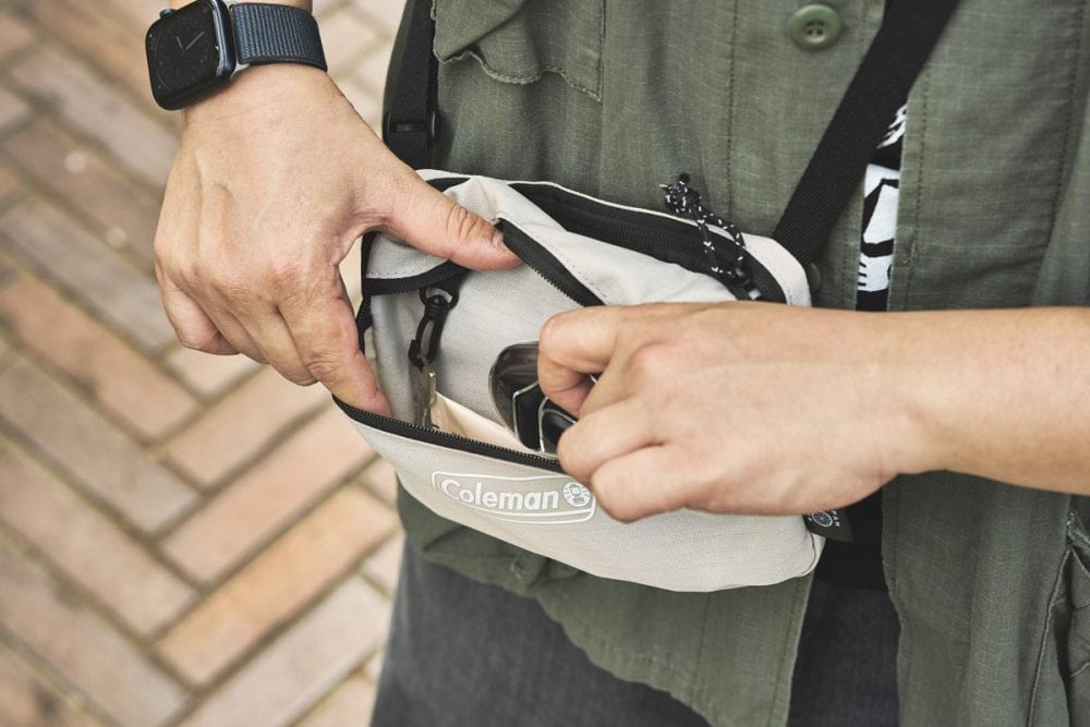 フロントポケットにはすぐに使用するモノを