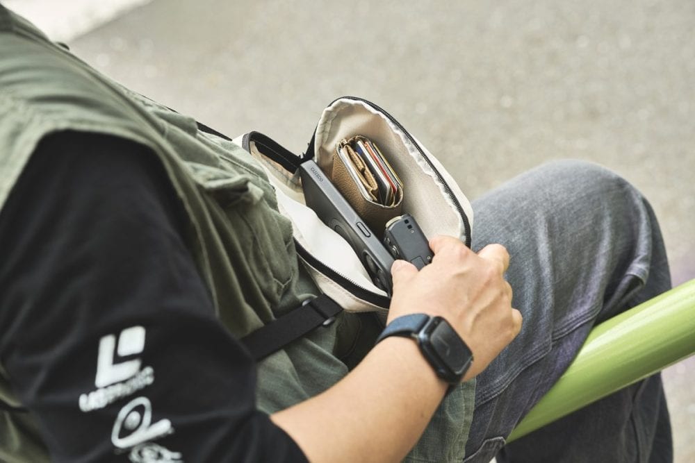 メインコンパートメントには、財布やスマホなどの必需品が入る