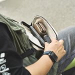 メインコンパートメントには、財布やスマホなどの必需品が入る