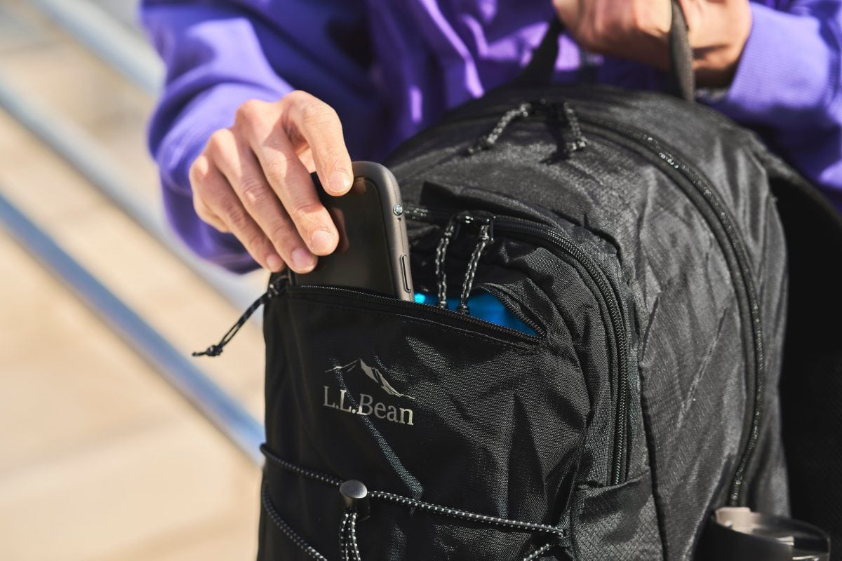 スマホ収納に適したトップポケット