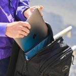 メイン収納内にPCポケットを装備