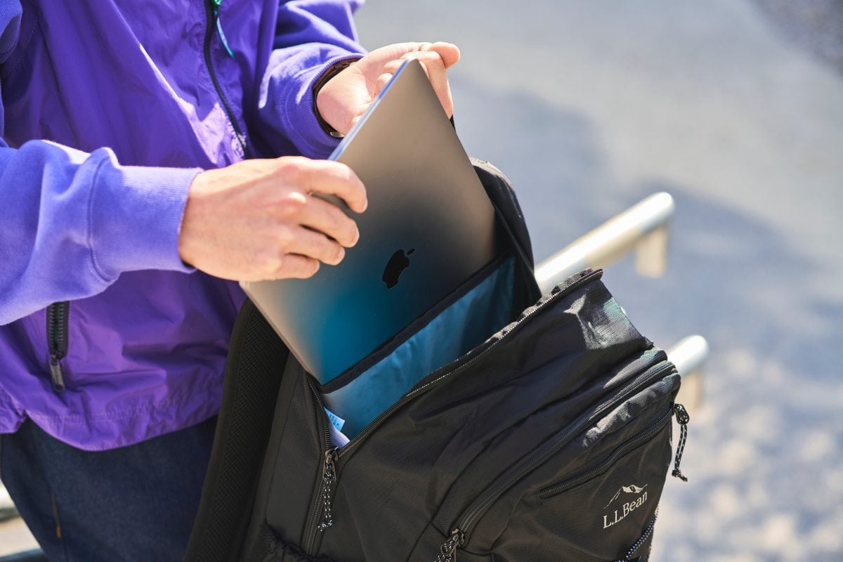 メイン収納内にPCポケットを装備