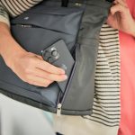 スマホが入るファスナー式サイドポケット