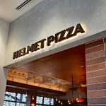 SHOEIが初めて手がけた飲食店「HELMET PIZZA」