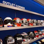 「SHOEIギャラリーHELMET PARK」だけにある「アウトレットコーナー」はライダー必見！