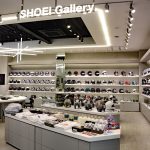 1階にある国内7店舗目となる「SHOEIギャラリーHELMET PARK」