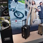 SHOEIが手がける自転車用ヘルメット「X-GRID」や「キャリーケース」も展示