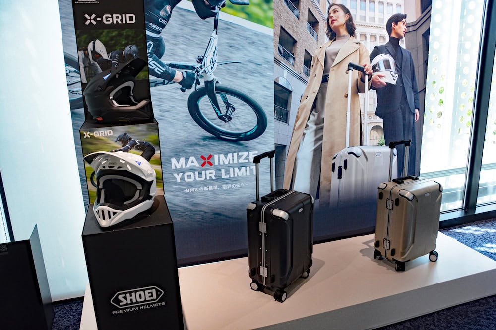 SHOEIが手がける自転車用ヘルメット「X-GRID」や「キャリーケース」も展示