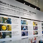 ヘルメットの製造工程がパネルにて展示しているスペース
