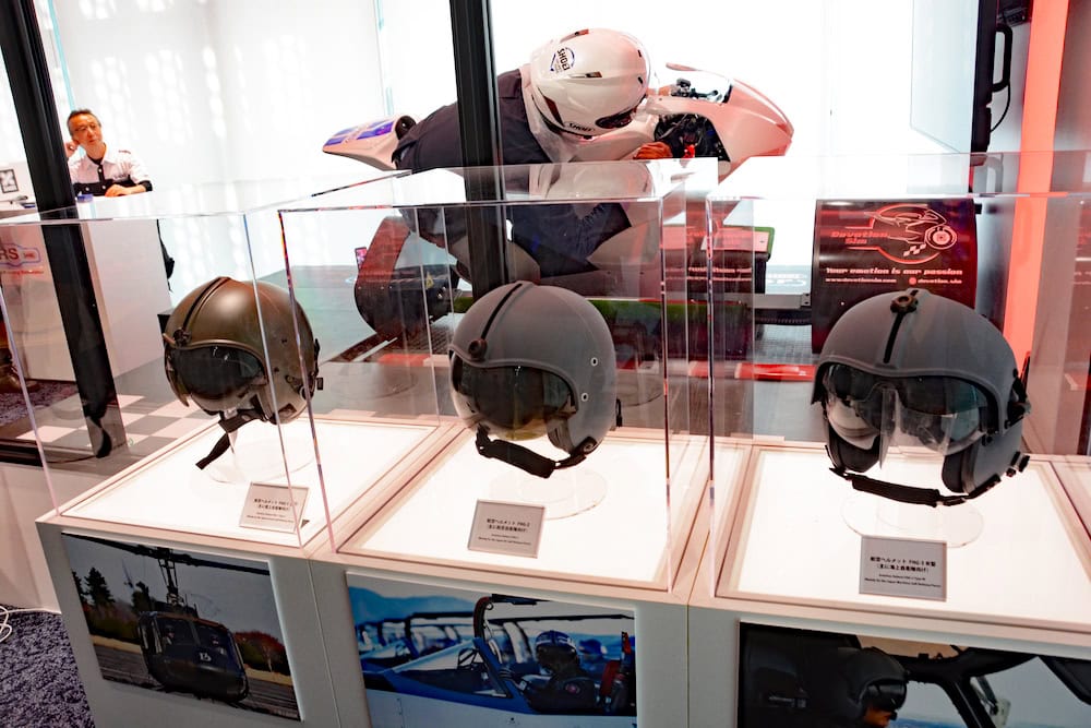 自衛隊用のヘルメット展示