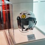 警察用のヘルメット展示