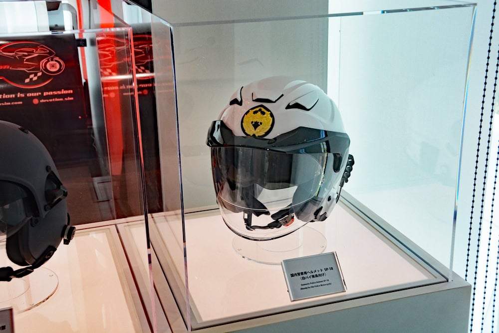 警察用のヘルメット展示