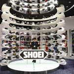 SHOEIの様々なヘルメットに囲まれて写真を撮ることができる”映える”フォトスポット