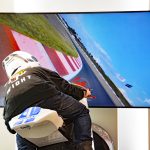 映像に合わせて車体がバンクし、ブレーキや加速も体感できるサーキットレーシングシミュレーター
