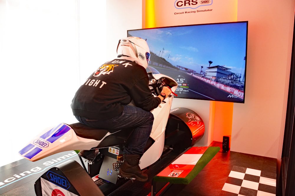 プロライダーの走りと見ている世界を味わえるサーキットレーシングシミュレーター