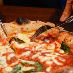 HELMET PIZZAで提供されるナポリピッツァ（マルゲリータ）