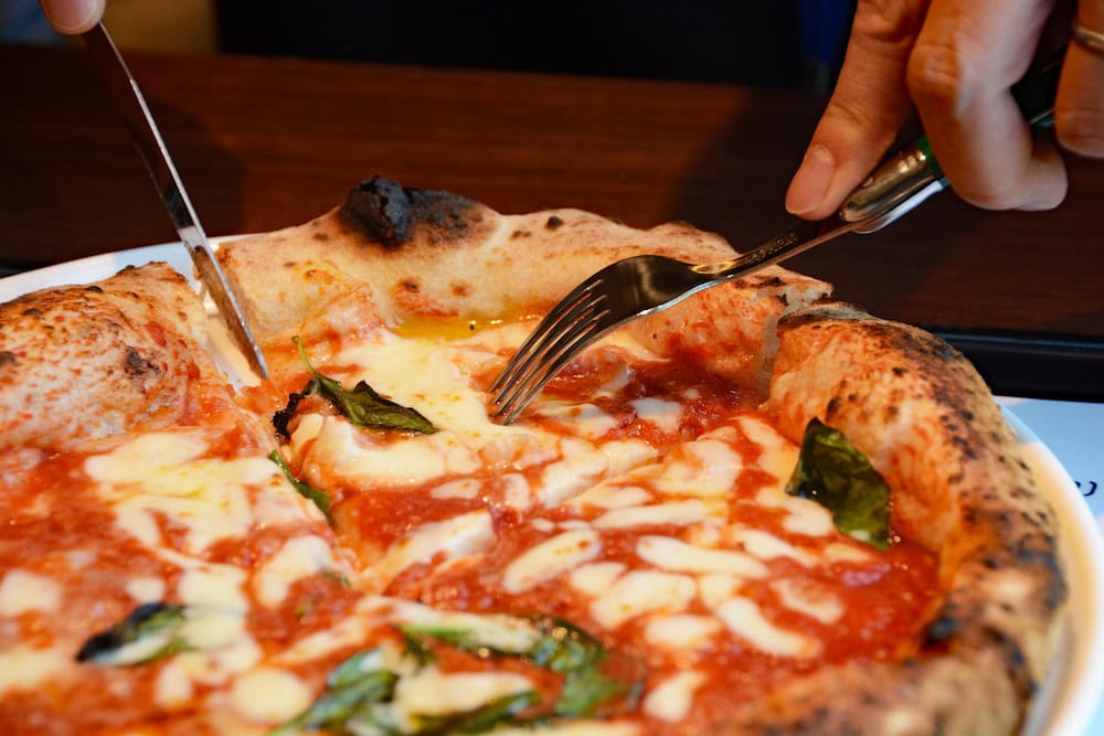 HELMET PIZZAで提供されるナポリピッツァ（マルゲリータ）