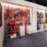 壁にはマルク・マルケス選手をはじめとする、SHOEIがサポートするMotoGPの現役ライダーやレジェンドライダーの本人用ヘルメット、レーシングスーツの展示が行われている